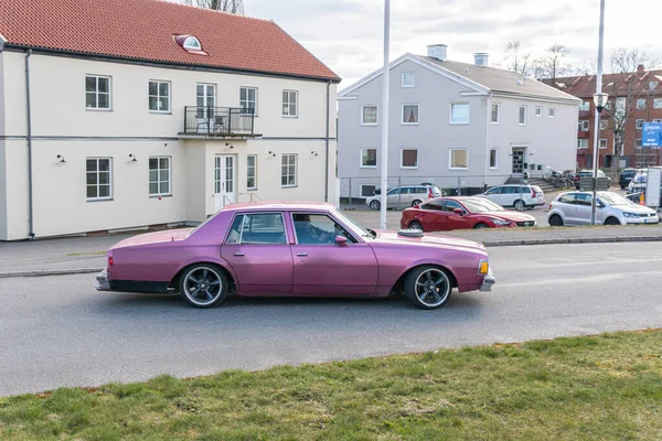Szwecja Knislinge Kwietnia 2022 Stary Rocznik Różowy Chevrolet Samochód Ulicy — Zdjęcie stockowe