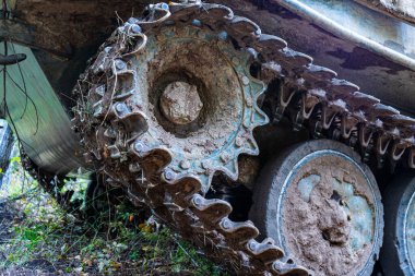 Takip edilen araçlar. Arazi aracının kirli tırtılı. Yakından. Off-road ve askeri araçlar