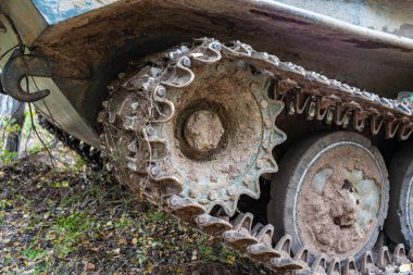 Askeri teçhizatın izi sürülüyor. Kurumuş çamurda izi sürülen bir aracın metal izleri. Bir savaş aracının dişlisi..