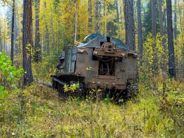 Ormandaki bir şasiye sondaj sondajı. Keşif makina jeolojik sondaj