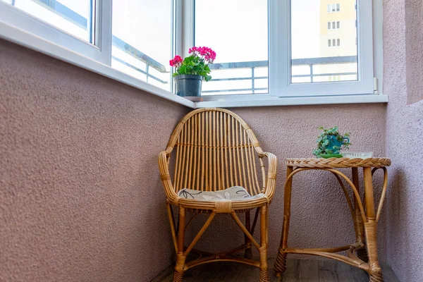 Balkonun iç kısmı. Dairedeki camlı balkonun basit bir tadilatı. Balkondaki hasır mobilyalar.