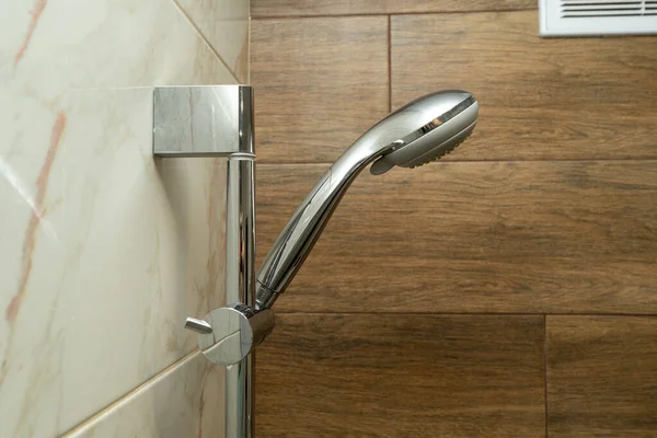 Dusche an der Wand aus Keramikfliesen im Badezimmer. Duschkopf — Stockfoto