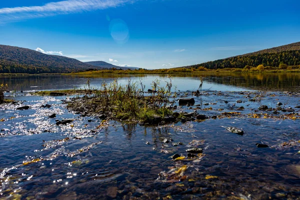 Mělké pobřeží se skalami a kopce s lesem. Lena River Bank na Sibiři Stock Snímky