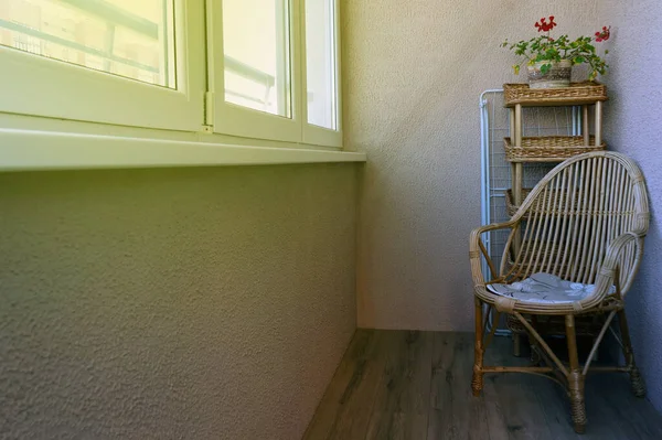 Balkondaki hasır mobilyalar. Balkonun iç kısmı. Dairedeki camlı balkonun basit bir tadilatı..