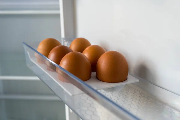 Коричневих Курячих Яєць Порожньому Холодильнику Півдюжини Яєць Холодильнику — стокове фото