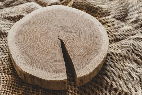 木质树桩,横断面,锯木树干片.木制盘子放在靠背的背景上.手工艺品用木坯 — 图库照片