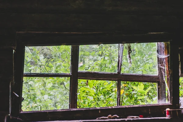 Terk edilmiş bir evde eski karanlık bir pencere. — Stok fotoğraf