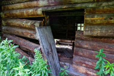 Eski terk edilmiş ahşap kapılı bir ahır.
