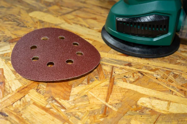 木制表面磨轮用轨道偏心砂子磨床 — 图库照片
