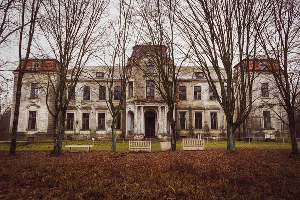 Terk edilmiş eski bir malikane. Issız, terk edilmiş eski bir kale.