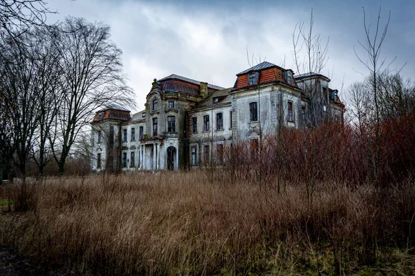 Rumah Tua Yang Ditinggalkan Sebuah Kastil Tua Tak Berpenghuni Ditinggalkan Stok Foto Bebas Royalti