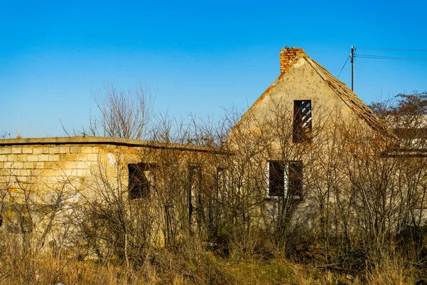 Oud vervallen verlaten huis op een braakliggend terrein. — Stockfoto