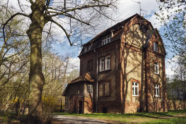 Eski, güzel, tuğladan ayrılmış bir ev. Eski malikane