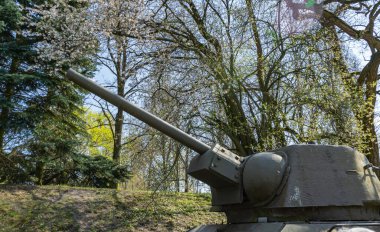 Sovyet T34 tankı mavi gökyüzünün altında