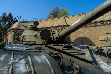 Tankın ön kısmı kale duvarının arka planında yakın plan görüntüsü..