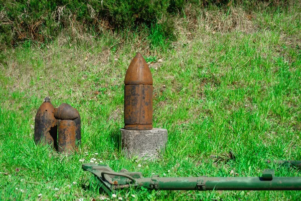 Old Rust Covered Shells Cannon Ammunition Artillery Piece Green Grass — Stockfoto