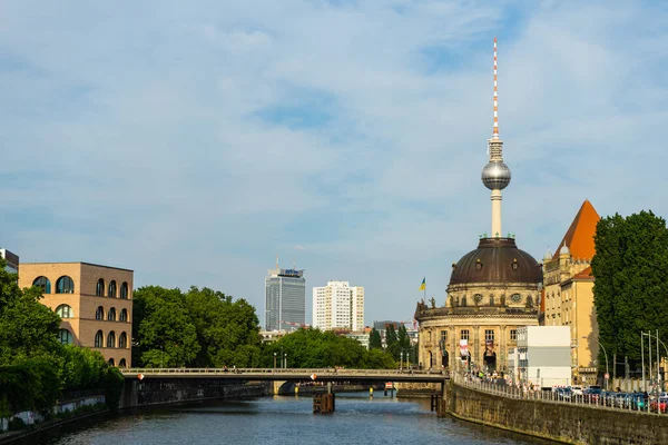 BERLİN, GERMANY 06.05.2022 Berlin Spree Nehri ve Bode Müzesi manzarası.