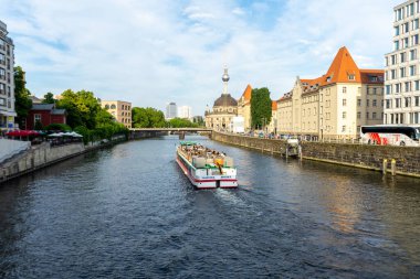 BERLİN, GERMANY 06.05.2022 Berlin Spree Nehri ve Bode Müzesi manzarası