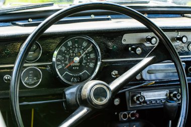 Eski model arabanın iç manzarası. Klasik arabanın gösterge panelinde görüntüle.