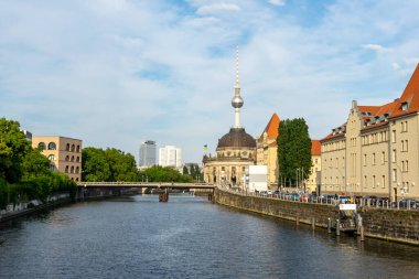 BERLİN, GERMANY 06.05.2022 Berlin Spree Nehri ve Bode Müzesi manzarası.