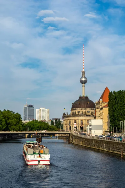 BERLİN, GERMANY 06.05.2022 Berlin Spree Nehri ve Bode Müzesi manzarası