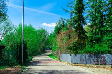 Köy kompleksinin boş caddesi.