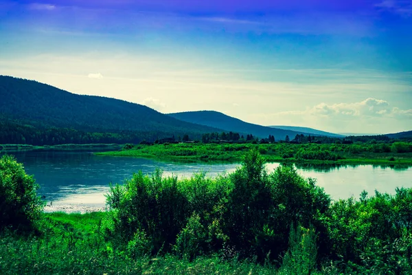 西伯利亚河岸的景观 明亮多汁的颜色 多山的河岸和蓝云 — 图库照片