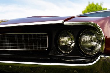 Retro araba alçak açılı görüş. Krom tampon görüntüsü.