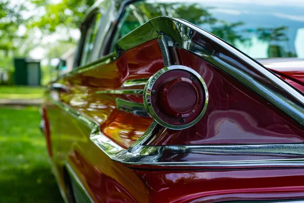 60 'lardan kalma eski bir arabanın arkası. Kırmızı renkli retro arabanın arka kanat kuyruk ünitesi