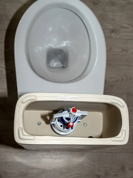 Белый Унитаз Открытой Крышкой Смывной Системой Пластиковая Система Слива Туалета — стоковое фото