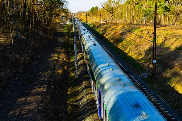 trenin yüksek hızda geçişi odak dışı.