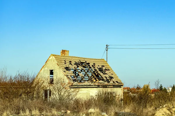Egy Öreg Lepusztult Elhagyatott Ház Egy Üres Telken Családi Ház — Stock Fotó