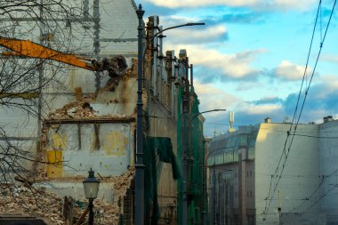 Yardım manipülatörlü yıkım evi. Konut yenileme