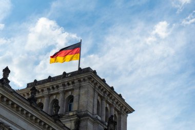 Alman bayrağı Berlin Almanya, Reichstag 'da dalgalanıyor