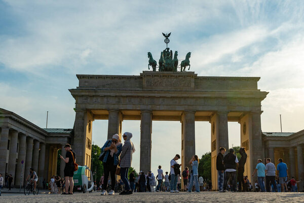 БЕРЛИН, ГЕРМАНИЯ - 08.07.2022: Бранденбургские ворота в Берлине в солнечное время.