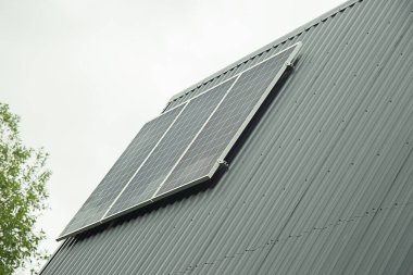 Çatıda Güneş Panelleri olan Modern Ev.