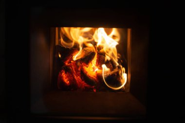 Bir kır evinin şöminesinde kömür ve ateşe yakın çekim..