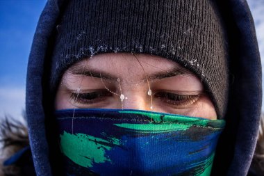 Yakından bakınca insan yüzü, kaşları donmuş bir maske gibi görünür.