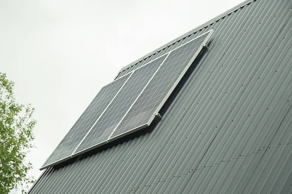 Çatıda Güneş Panelleri olan Modern Ev.