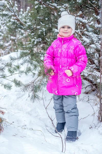 Pembe, kalın elbiseli, kış ormanlarında oynayan, kışın dışarıda vakit geçiren tatlı bir kız.