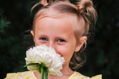 6 yaşındaki beyaz çocuk, geniş gözlü güzel bir kız, kameraya bakın. Etkileyici yüz duyguları.