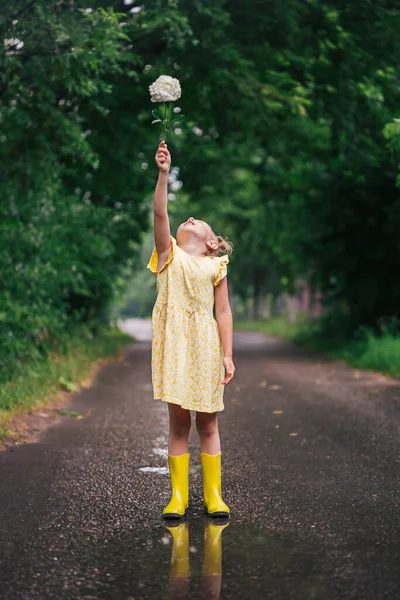 Retrato Menina Caucasiana Anos Vestido Amarelo Botas Chuva Parque Segurando — Fotografia de Stock