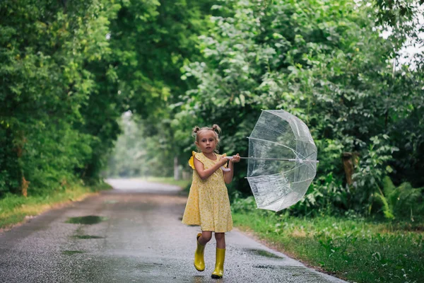Menina Emocional Pequena Feliz Com Guarda Chuva Transparente Vestido Amarelo — Fotografia de Stock