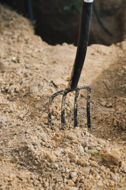 Bahçe çatalları yazlık evlerindeki kuru kil toprağına sıkışmış..