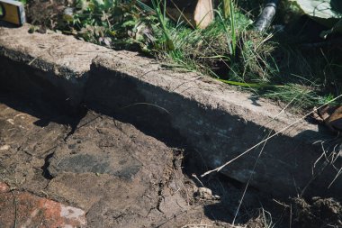 Erkekler bahçe yolu için kaldırım taşı döşüyorlar, bahçe arazisi inşaatı için..