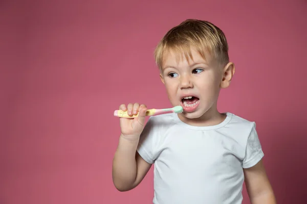 Sorrindo Caucasiano Menino Limpando Dentes Com Crianças Manual Escova Dentes — Fotografia de Stock