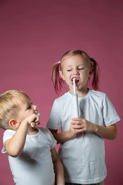 Sorrindo Caucasiano Menino Menina Limpando Dentes Com Escova Dentes Elétrica — Fotografia de Stock