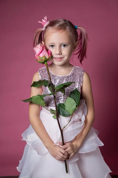 Kleines Kaukasisches Mädchen Festlichem Kleid Mit Pailletten Posiert Mit Rosenblume Stockbild