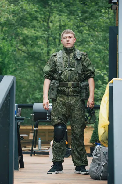 Hommes Militaires Entièrement Équipés Avec Des Armes Automatiques Préparant Jouer — Photo