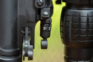 Otomatik silahın seçici odaklı ve bulanık arkaplanlı parçalarının yakın plan görüntüsü